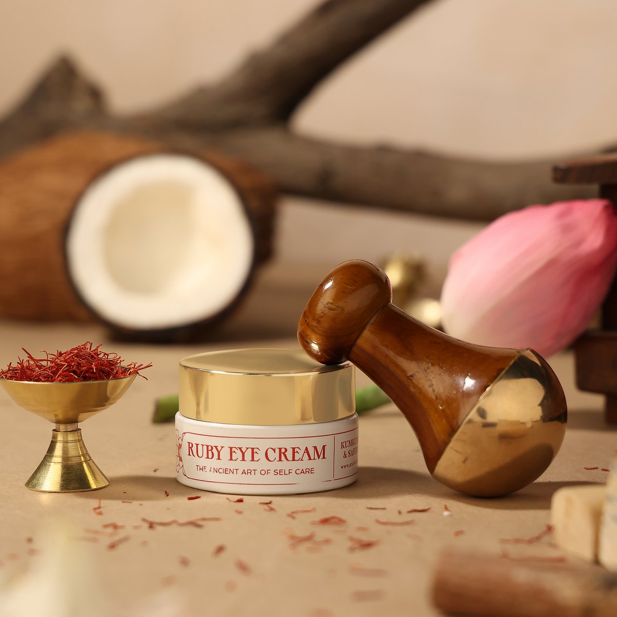 ART OF VEDAS Ruby Eye Cream - Met Kumkumadi olie