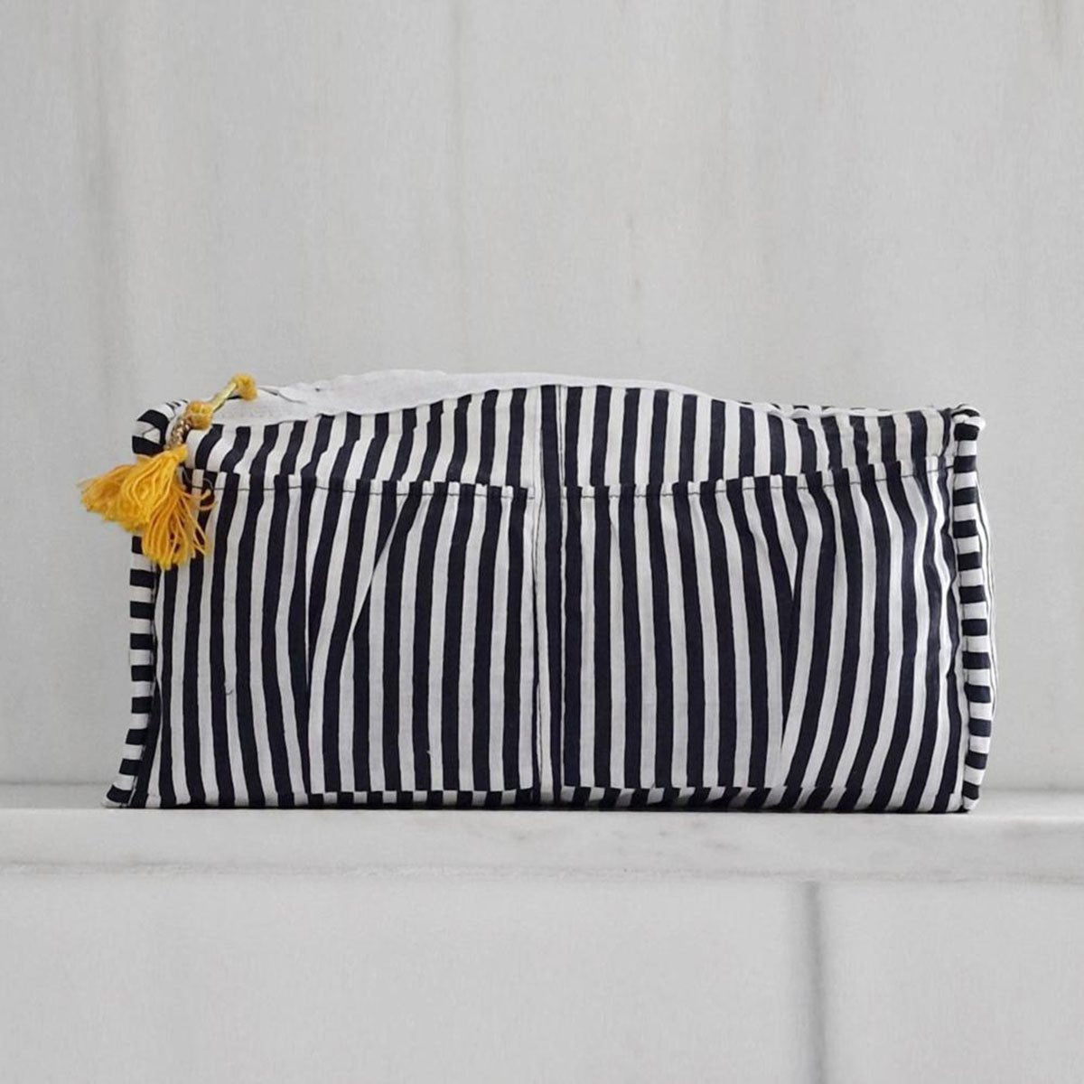 KIKOONI Handgemaakte toilettas "BLACK IKAT"