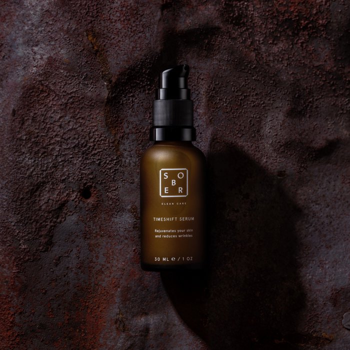 Sober Timeshift serum 30 ml flesje op roestige metalen achtergrond huidverzorging anti-rimpel