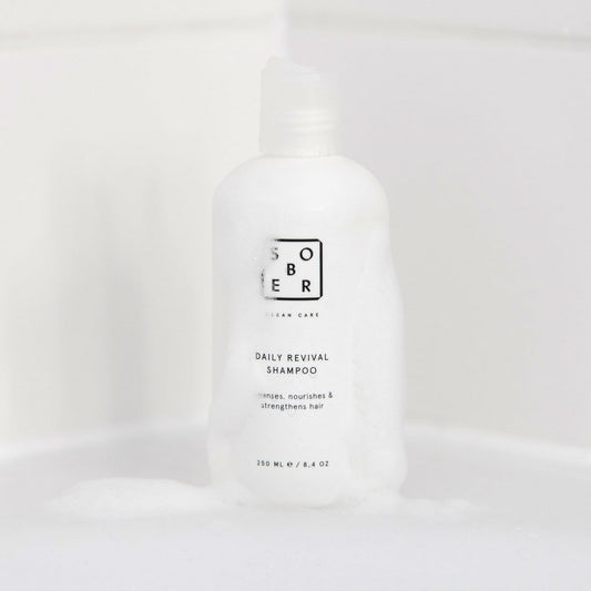 Sober Daily Revival shampoo fles met schuim op witte badkameroppervlakte, haarverzorging product