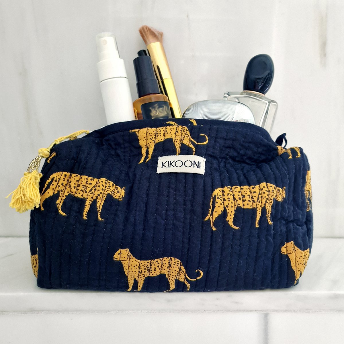 Donkergroene make-up tas met gele luipaard print en cosmetica accessoires