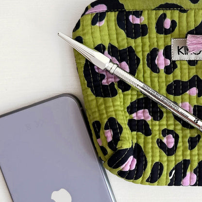 KIKOONI Handgemaakte Everyday Toilettas “Oh Leo – Cosmic Green”