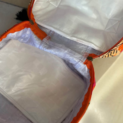 Witte geïsoleerde voering van een koeltas met een oranje ritssluiting