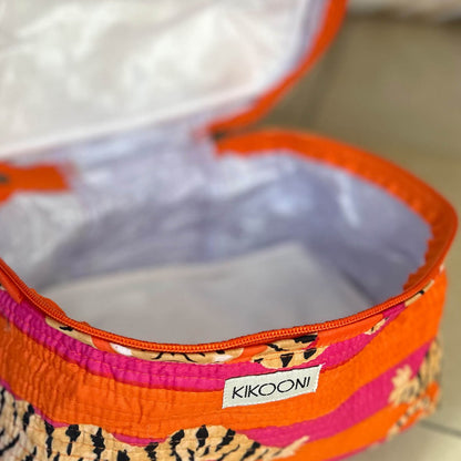 Grote kleurrijke zachte opbergmand met oranje, roze en dierenprint en label KIKOONI