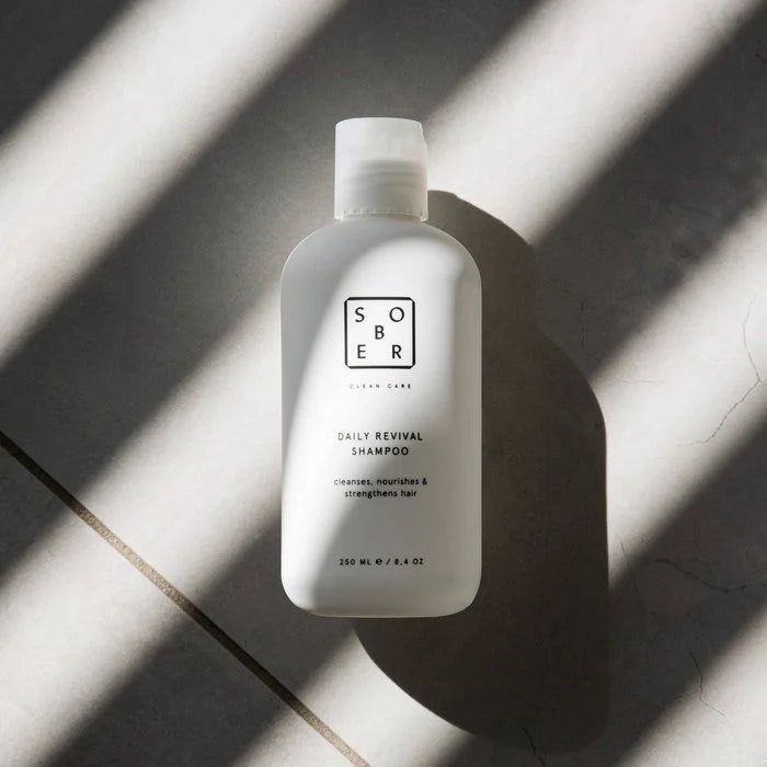 Sober Daily Revival Shampoo fles 250ml met schaduwspel op tegelvloer