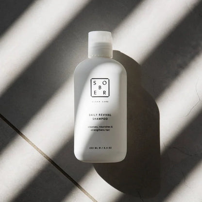 Sober Daily Revival Shampoo fles 250ml met schaduwspel op tegelvloer