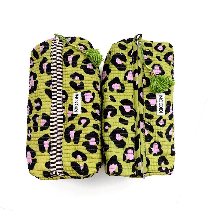 Set van twee groene makeup tassen met roze zwarte luipaardprint en groene tassels