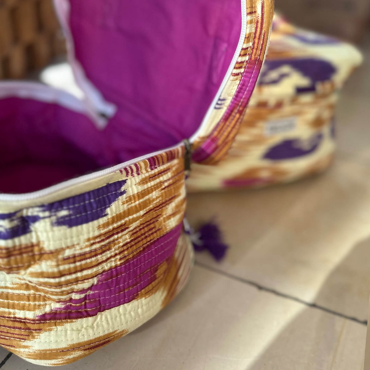 KIKOONI Handgemaakte XL Toilettas "Happy Ikat"