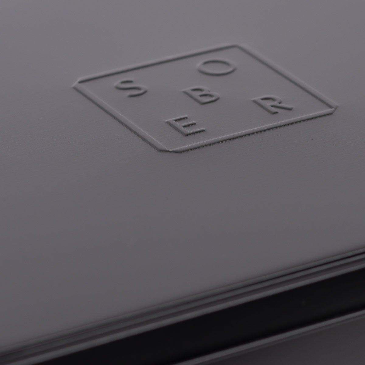 closest ontspannen grijze notitieboek met reliëf logo 'SOER' op kaft