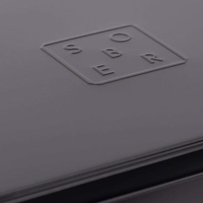 closest ontspannen grijze notitieboek met reliëf logo 'SOER' op kaft