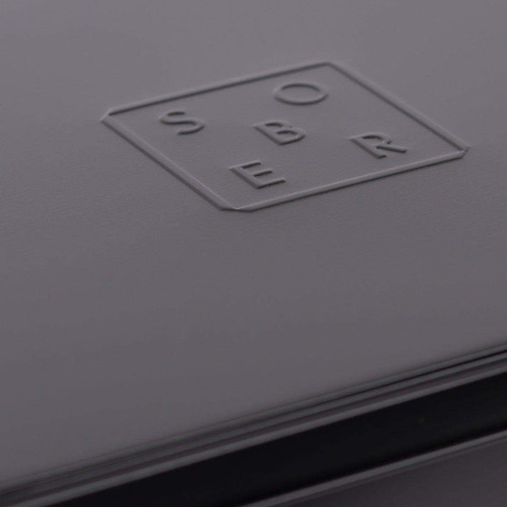 closest ontspannen grijze notitieboek met reliëf logo 'SOER' op kaft