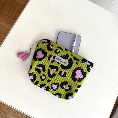 KIKOONI Handgemaakte Everyday Toilettas “Oh Leo – Cosmic Green”