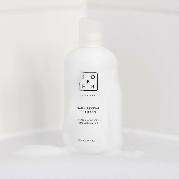 Sober Daily Revival shampoo fles met schuim op witte badkameroppervlakte, haarverzorging product