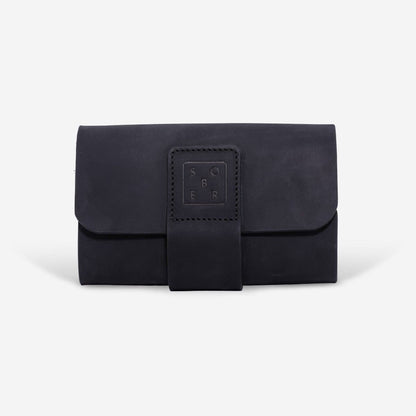 Zwarte leren clutch portemonnee met merklogo SOPER op voorkant
