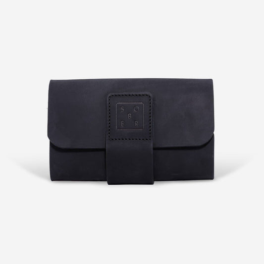 Zwarte leren clutch portemonnee met merklogo SOPER op voorkant