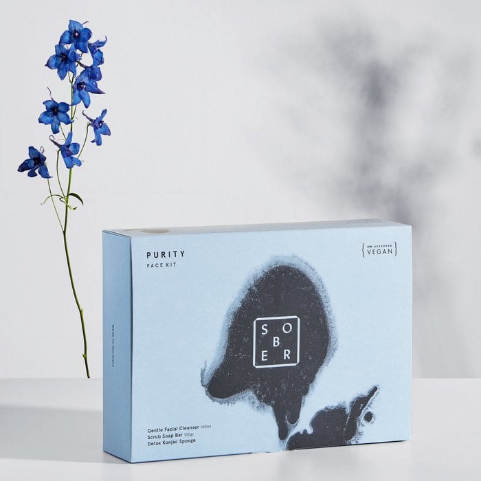 Sober Purity Face Kit blauwe doos met plantaardig vegan gezichtsverzorging en blauwere bloem op witte achtergrond