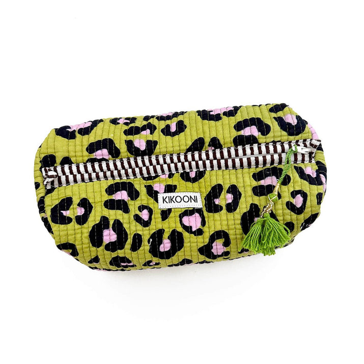 Groene KIKKOONI make-up tas met roze en zwarte leopardprint en groene kwastje rits