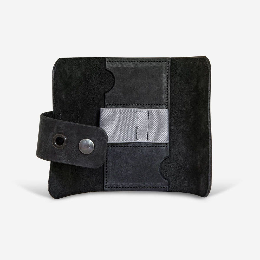 Zwarte leren portemonnee met grijs elastiek en drukknoopsluiting, opengeklapt