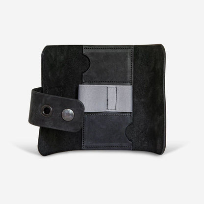 Zwarte leren portemonnee met grijs elastiek en drukknoopsluiting, opengeklapt